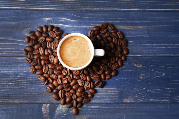 Granos de café con taza — Foto de Stock