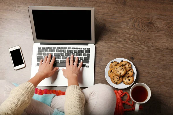 Chica con portátil y comida —  Fotos de Stock