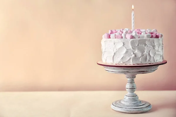 Doğum günü pastası marshmallow ile — Stok fotoğraf