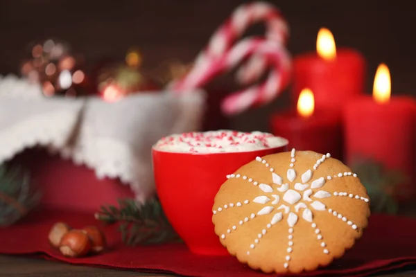 温かい飲み物とクリスマスのクッキー — ストック写真
