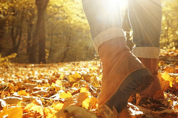Nogi kobieta spaceru w parku jesień — Zdjęcie stockowe