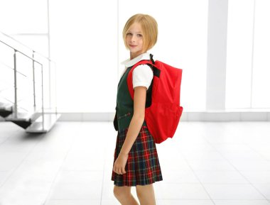 Sırt çantalı tatlı kız.