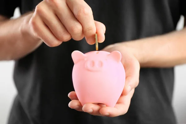 Zakenman munt ingebruikneming de piggy bank — Stockfoto