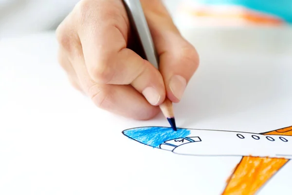 子供の手が紙に絵を描く — ストック写真