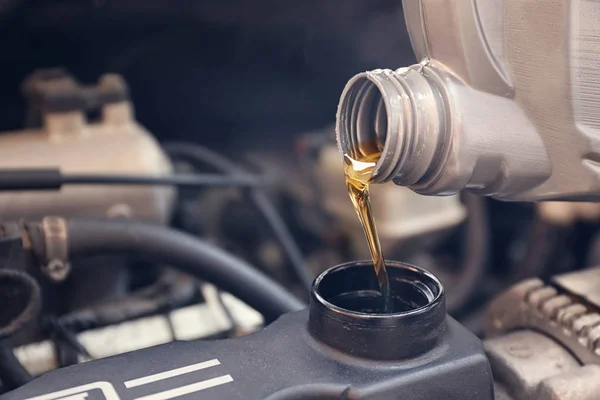 Despejar óleo para o motor do carro — Fotografia de Stock