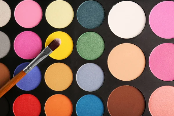 Paleta de sombra colorida com pincel — Fotografia de Stock