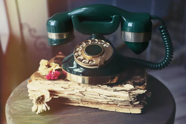 Vintage telefon asztal — Stock Fotó