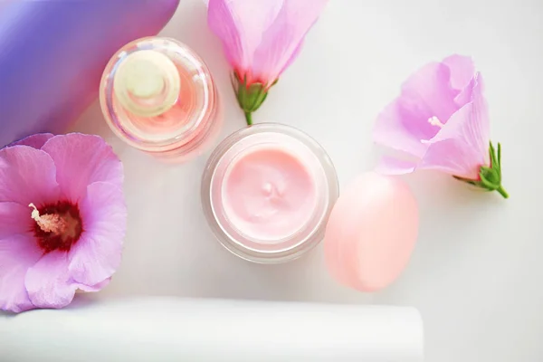 Cosmetologia definido em branco — Fotografia de Stock