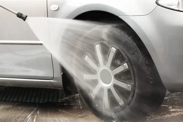 Lavaggio auto con acqua ad alta pressione — Foto Stock