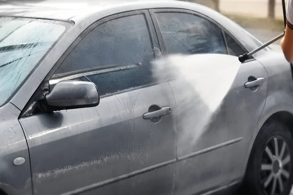 Lavagem de carro com água de alta pressão — Fotografia de Stock