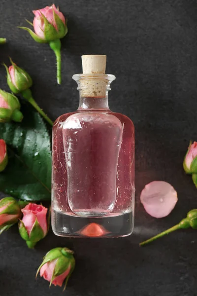 Bottiglia di olio aromatico con rose — Foto Stock