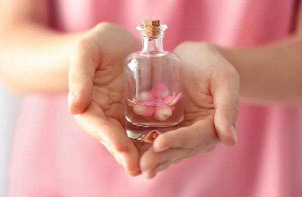 Vrouw met fles aroma olie — Stockfoto