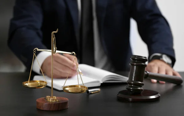 Rechter hamer op tafel — Stockfoto