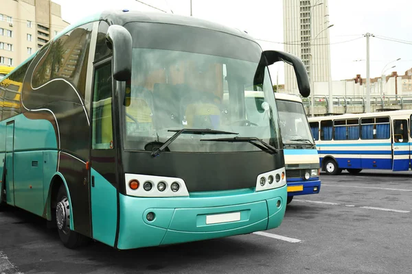 Novo autocarro turístico — Fotografia de Stock