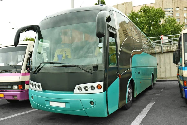 Novo autocarro turístico — Fotografia de Stock