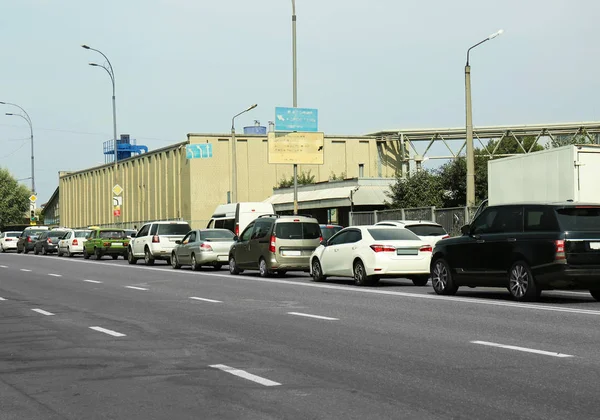 Auto in un ingorgo stradale in città — Foto Stock