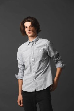 Yakışıklı genç adam.