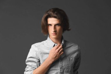 Yakışıklı genç adam.