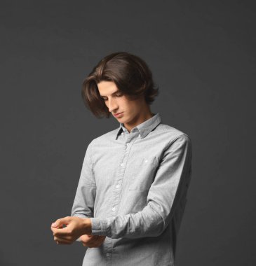 Yakışıklı genç adam.