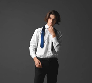 Yakışıklı genç adam.