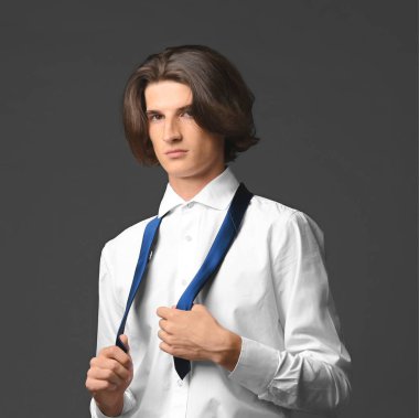 Yakışıklı genç adam.