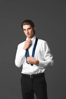 Yakışıklı genç adam.