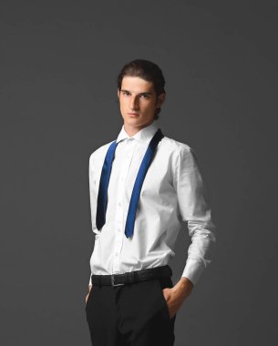 Yakışıklı genç adam.