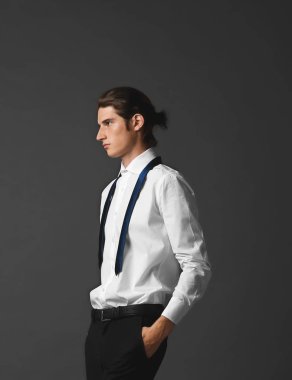 Yakışıklı genç adam.