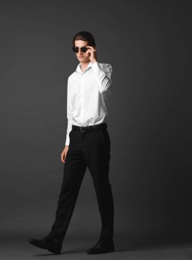 Yakışıklı genç adam.