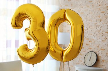 Doğum günü için altın balonlar