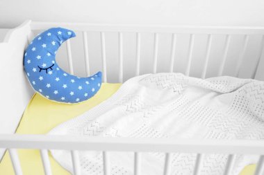 Beyaz ekose ile beşik ve yarım ay yastık