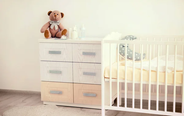 Chambre bébé avec berceau — Photo