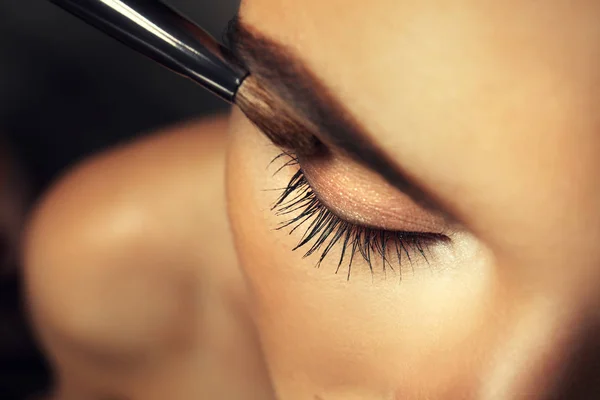 Beautiful girl applying cosmetics — Stock Photo, Image