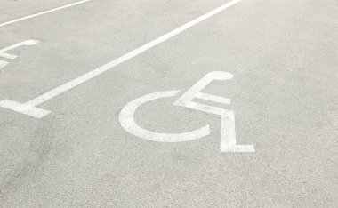 özel ihtiyaçları olan insanlar için otopark