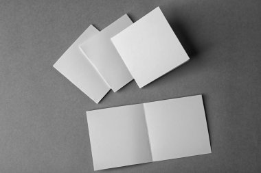 Gri arka plan üzerinde boş kitapçıklar