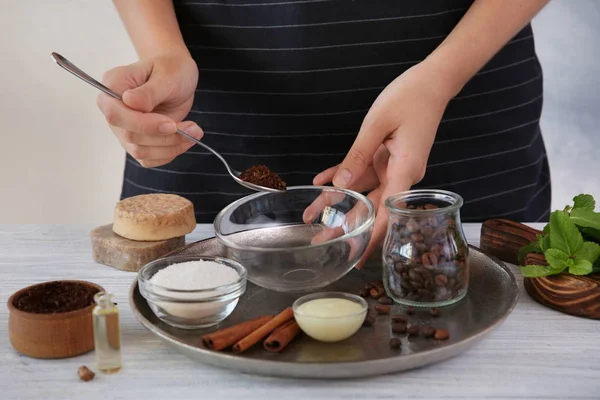 Vrouw maken koffie lichaam scrub — Stockfoto