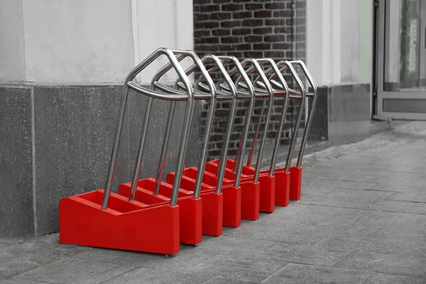 Lugares de estacionamento vazios para bicicletas — Fotografia de Stock