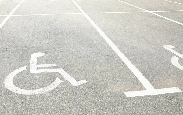 Estacionamento para pessoas com necessidades especiais — Fotografia de Stock