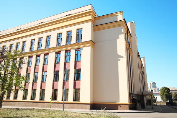 Edificio escolar moderno — Foto de Stock