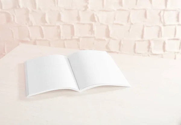 Prázdná brožura o bílý dřevěný stůl — Stock fotografie