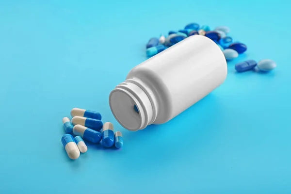 Tas de pilules sur fond bleu — Photo