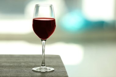 Kırmızı şaraplı bardak. 