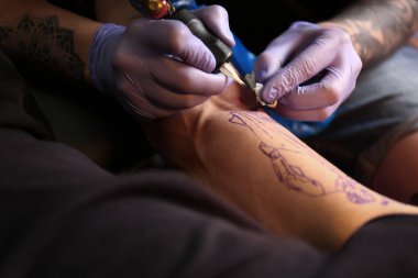 Profesyonel sanatçı yapma salonda dövme, görünümü kapatın