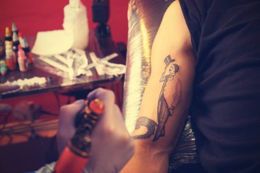 Profesyonel sanatçı yapma salonda dövme, görünümü kapatın