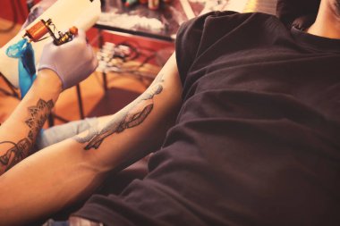 Profesyonel sanatçı yapma salonda dövme, görünümü kapatın