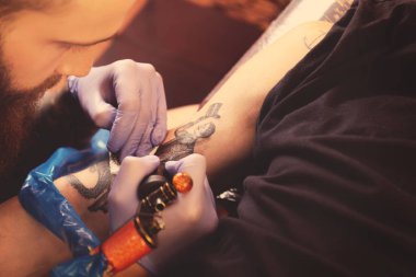 Profesyonel sanatçı yapma salonda dövme, görünümü kapatın