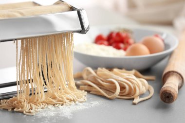 Makarna makinesi ile Tagliatelle