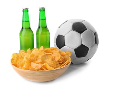 Bira aperatifler ve beyaz arka plan üzerinde futbol topu