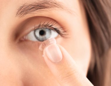 Kontakt lens gözlerinin içine koyarak kadın