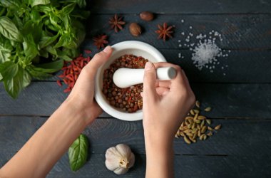 Baharat Öğütme eller